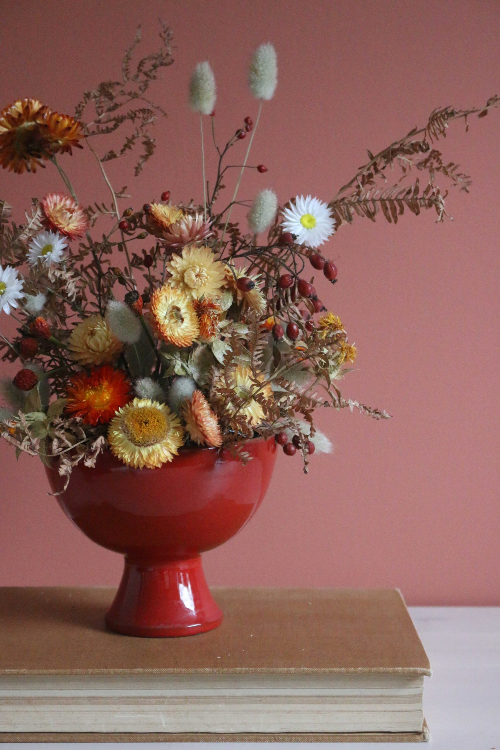 droogbloemen in rode kom